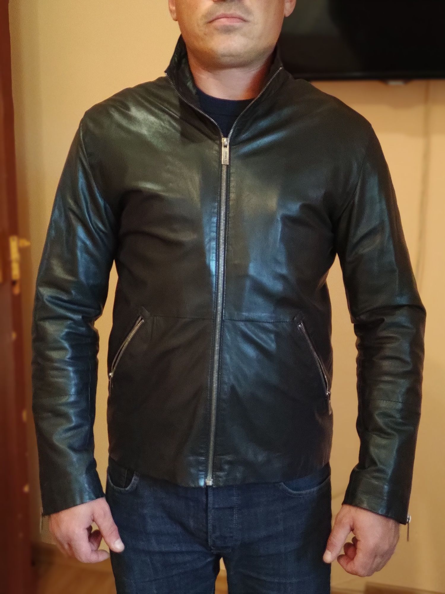 Продам кожаную куртку Armani Collezioni размер М.