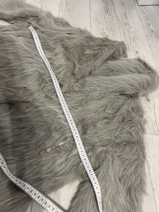 Szare futro z kołnierzem