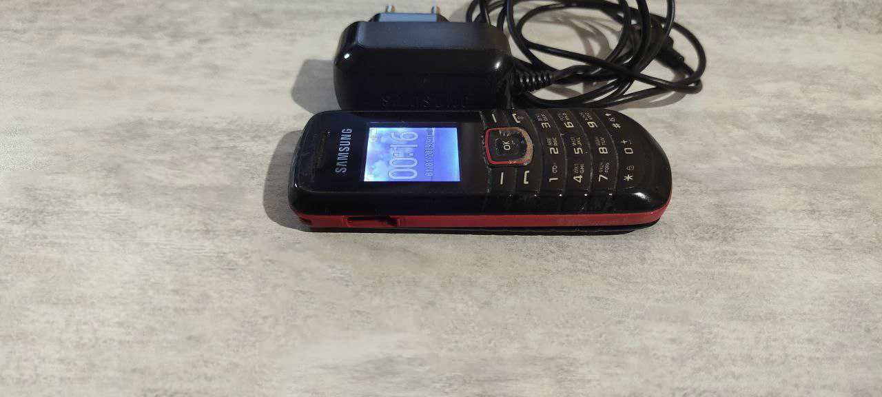 Мобільний телефон кнопковий Samsung GT-E1080i із зарядкою