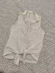 Top branco tipo camisa