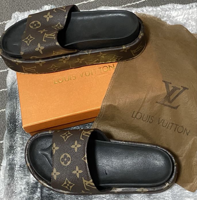 Letnie klapki damskie monogram – wygodne i stylowe