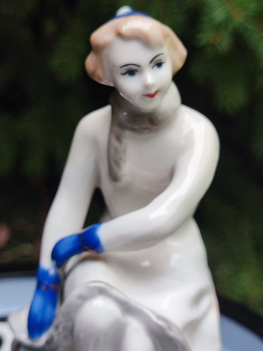 Rzadka porcelanowa figurka NA LODOWISKU” Łyżwiarka Baranovka