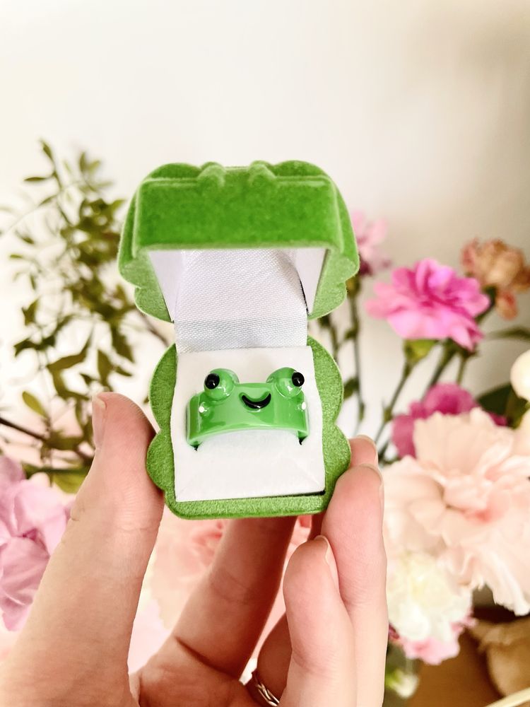 Pierścień i pudełko z żabą w kolorze zielonym