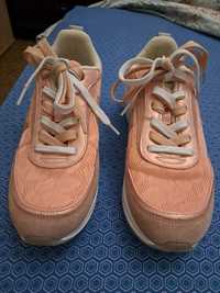 Vendo skechers rosa com renda