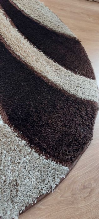 Carpete redonda castanha e branco sujo