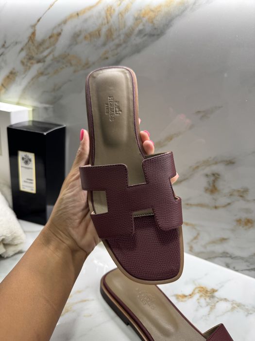 Нові шльпанці Hermes
