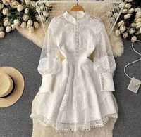 Жіноча біла сукня з мереживом