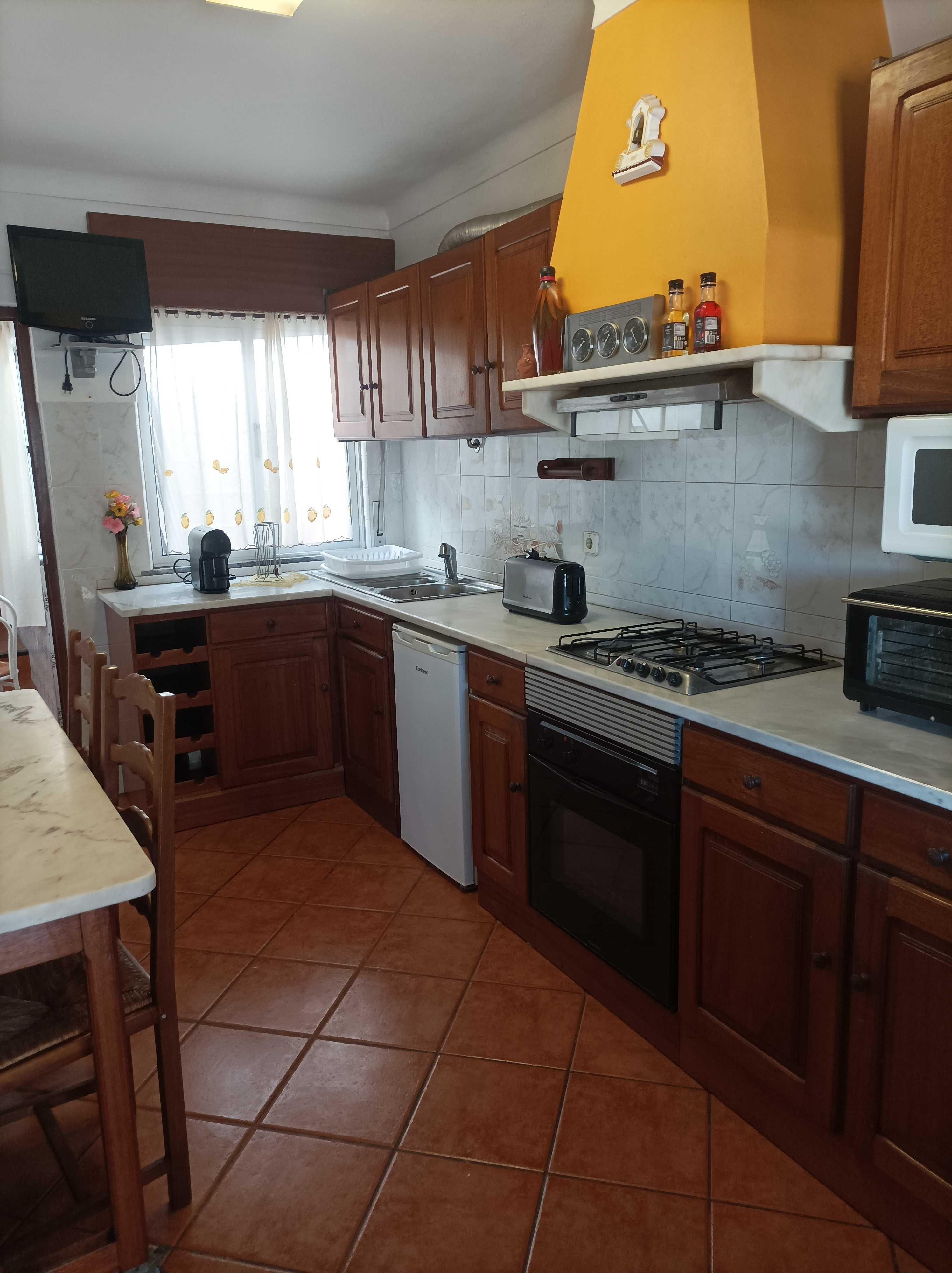 Imóvel/T3+1/suites/4wc/sala com lareira/terraço/quintal/barbecue/AC/