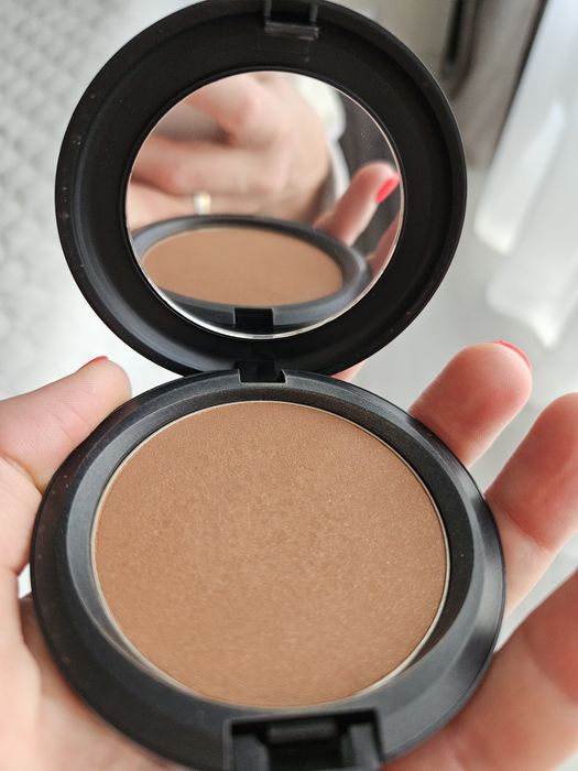 Бронзери MAC Refined Golden та Bobbi Brown Medium