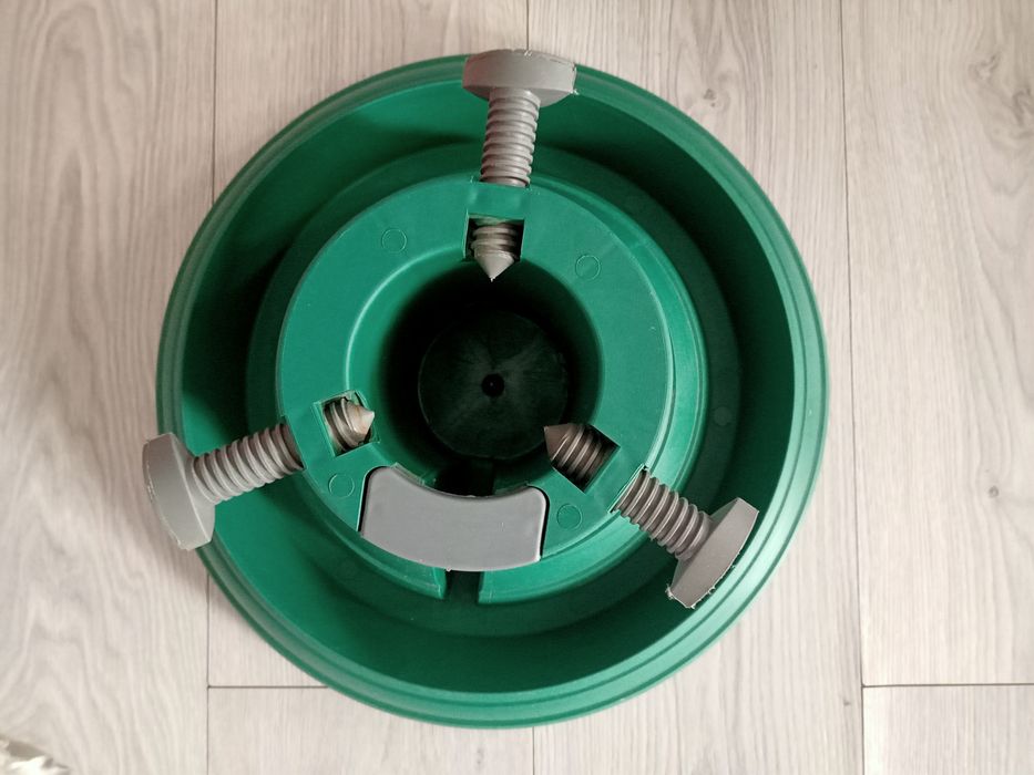 Plastikowy stojak na choinkę z zasobnikiem na wodę