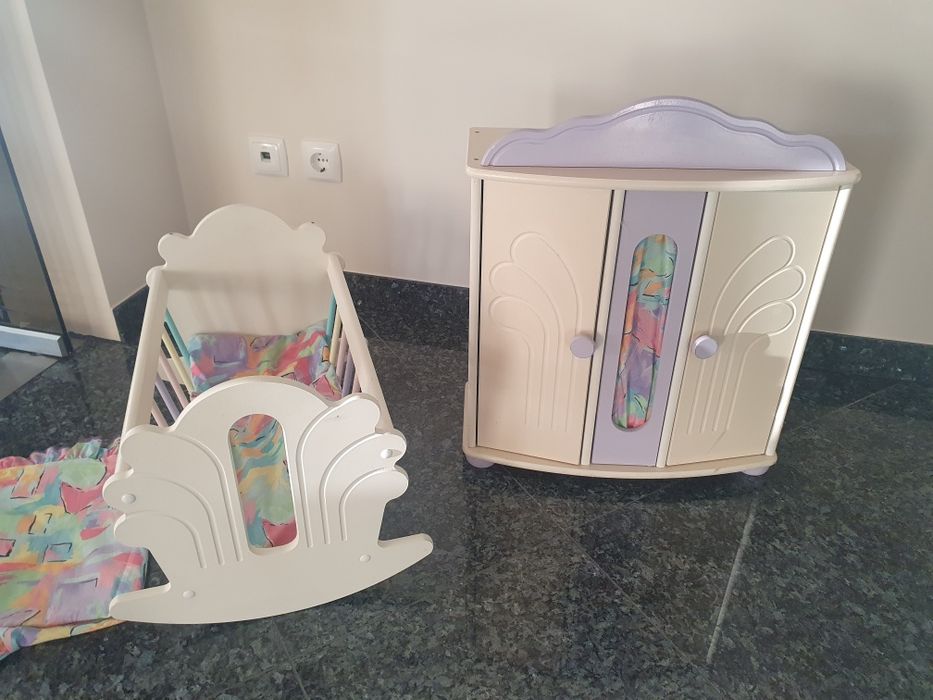 Roupeiro e caminha de madeira