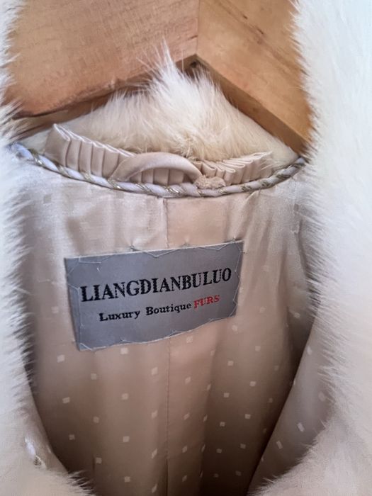 Норкова шуба молочного кольору