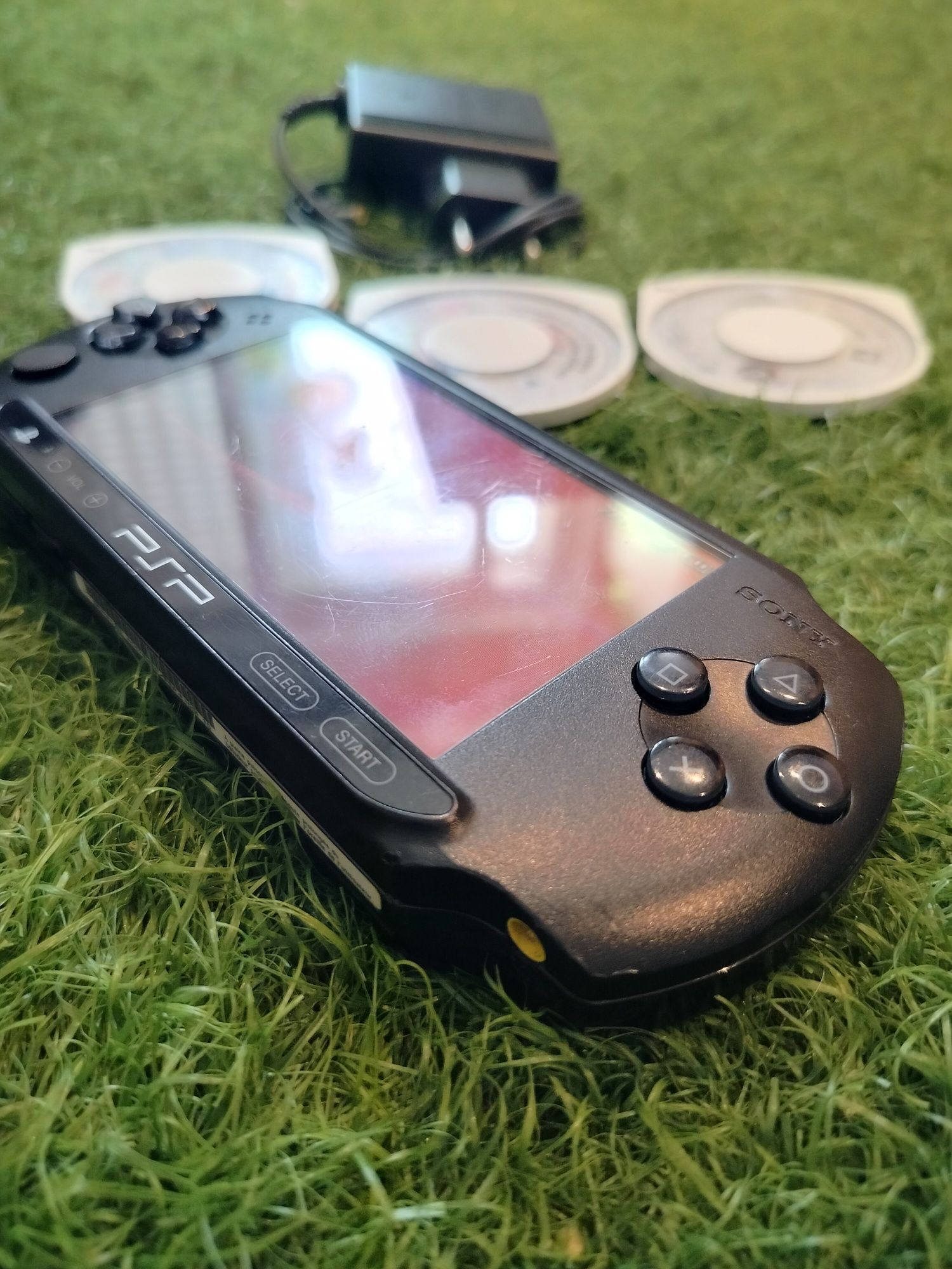 PSP E1004 com carregador original + 3 jogos