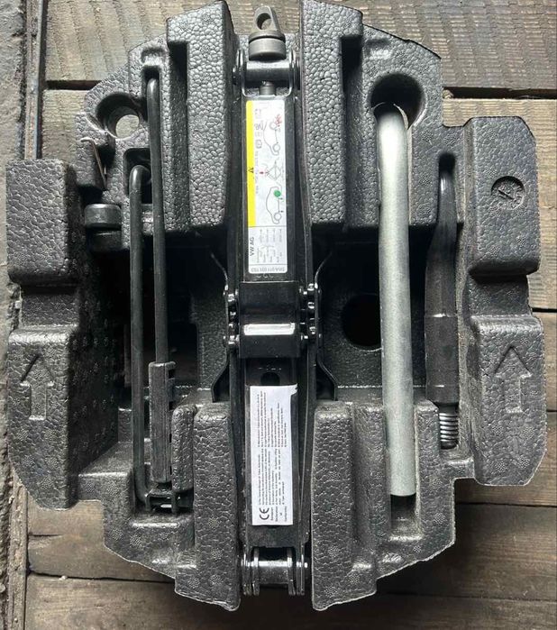 Органайзер для авто для домкрата і ключів, вставка в запаску.