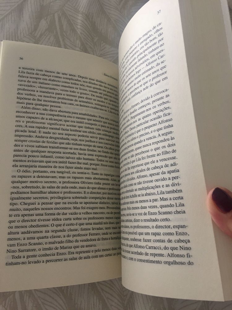 Livro A amiga genial de Elena Ferrante