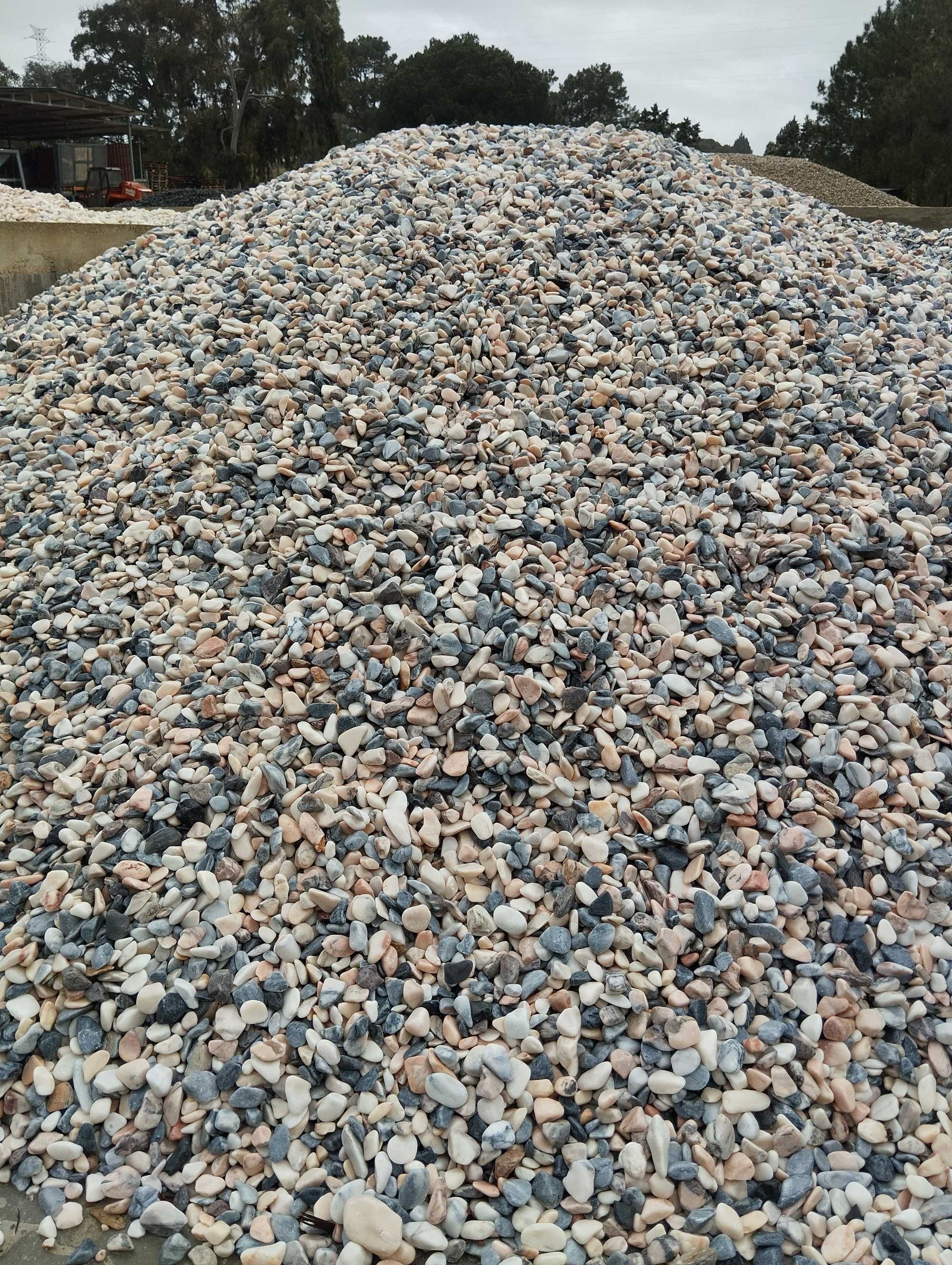 Pedra Rolada Mármore Matizado 125€, seixo jardim
