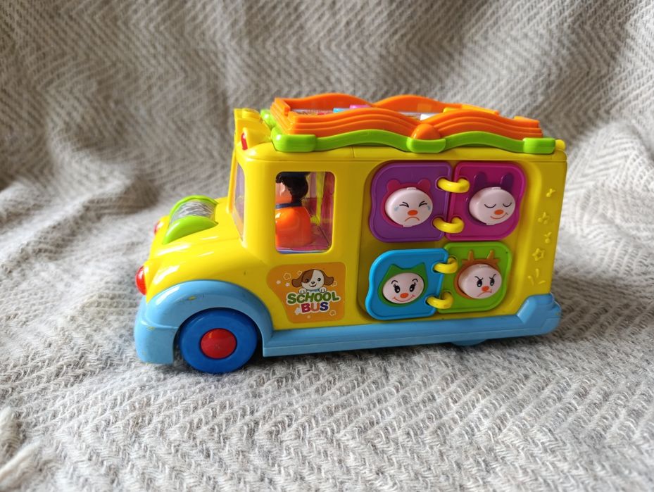Autobus interaktywny, autko, szkolny autobus, wesoły autobus Hola
