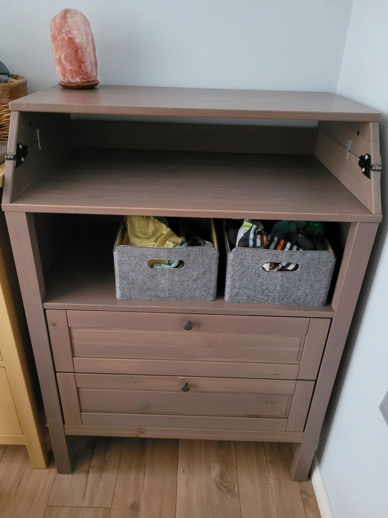 Komoda Sundvik Ikea. Szarobrązowa. Uszkodzenie przewijaka.