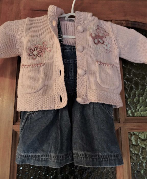 Spódniczka i sweterek na 3-6 miesięcy.