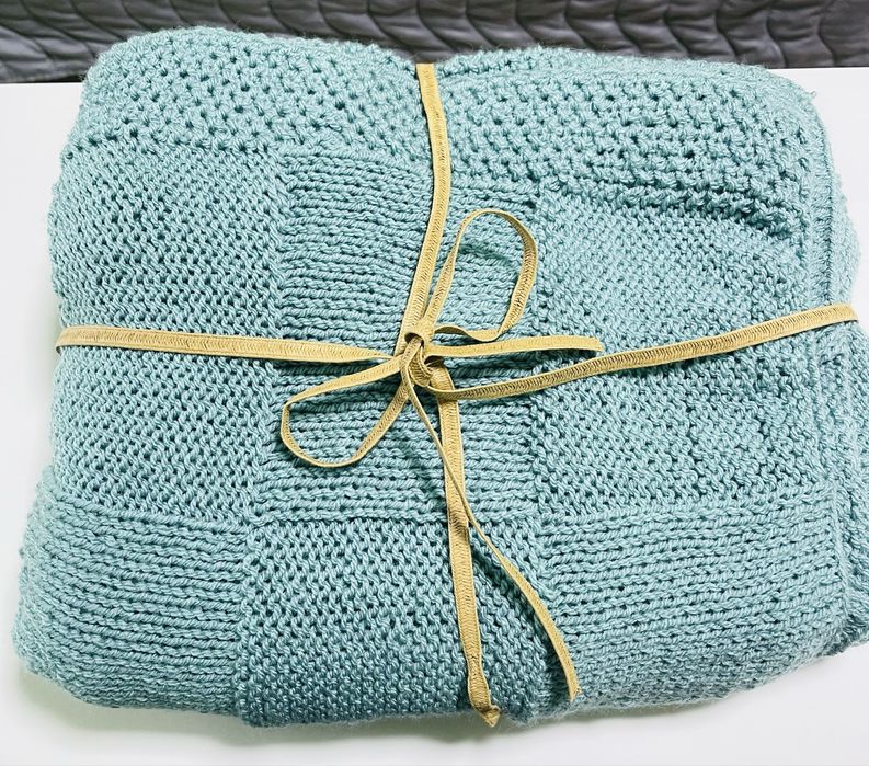 Koc/ narzuta dziergany 145*145 cm.