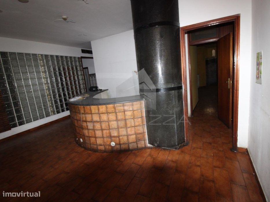 Loja comercial com licença para restauração, bar, discoteca, serviç...