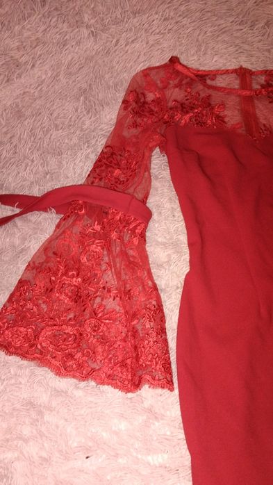 Женское красное кружевное платье