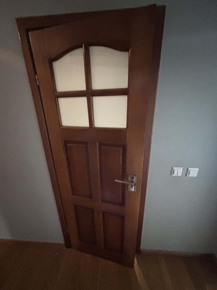 Komplet czterech drzwi wewnętrznych drewnianych z ościeżnicami