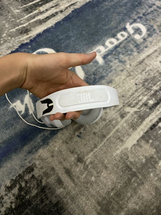 Навушники   JBL у білому кольорі
