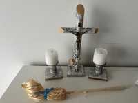 Krzyż, świece i kropidło. Zestaw kolędowy
