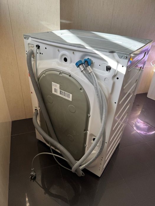 Máquina de Lavar Roupa AEG L7FEE841BI Encastrável 8kg - Usada 3 Anos