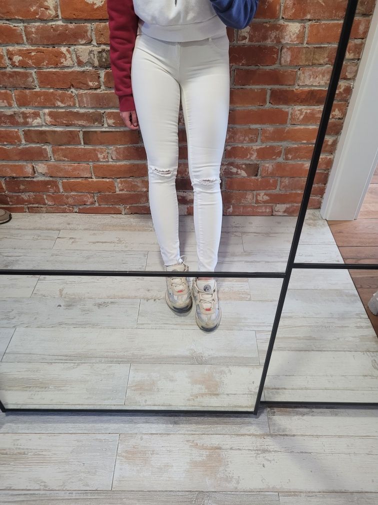Białe rurki jeansy z dziurami skinny Zara