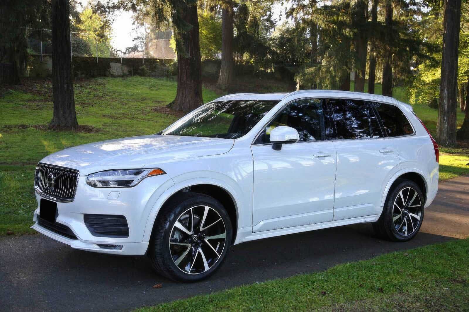 2021 Volvo XC90 T6 Momentum 7-Passenger