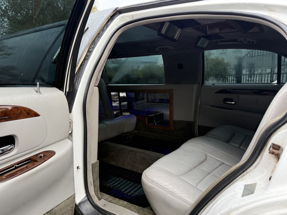 Lincoln Town car на полном ходу