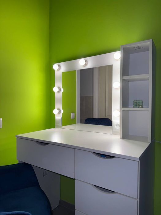 Туалетний столик з підсвіткою косметичний стіл дзеркало для макіяжу