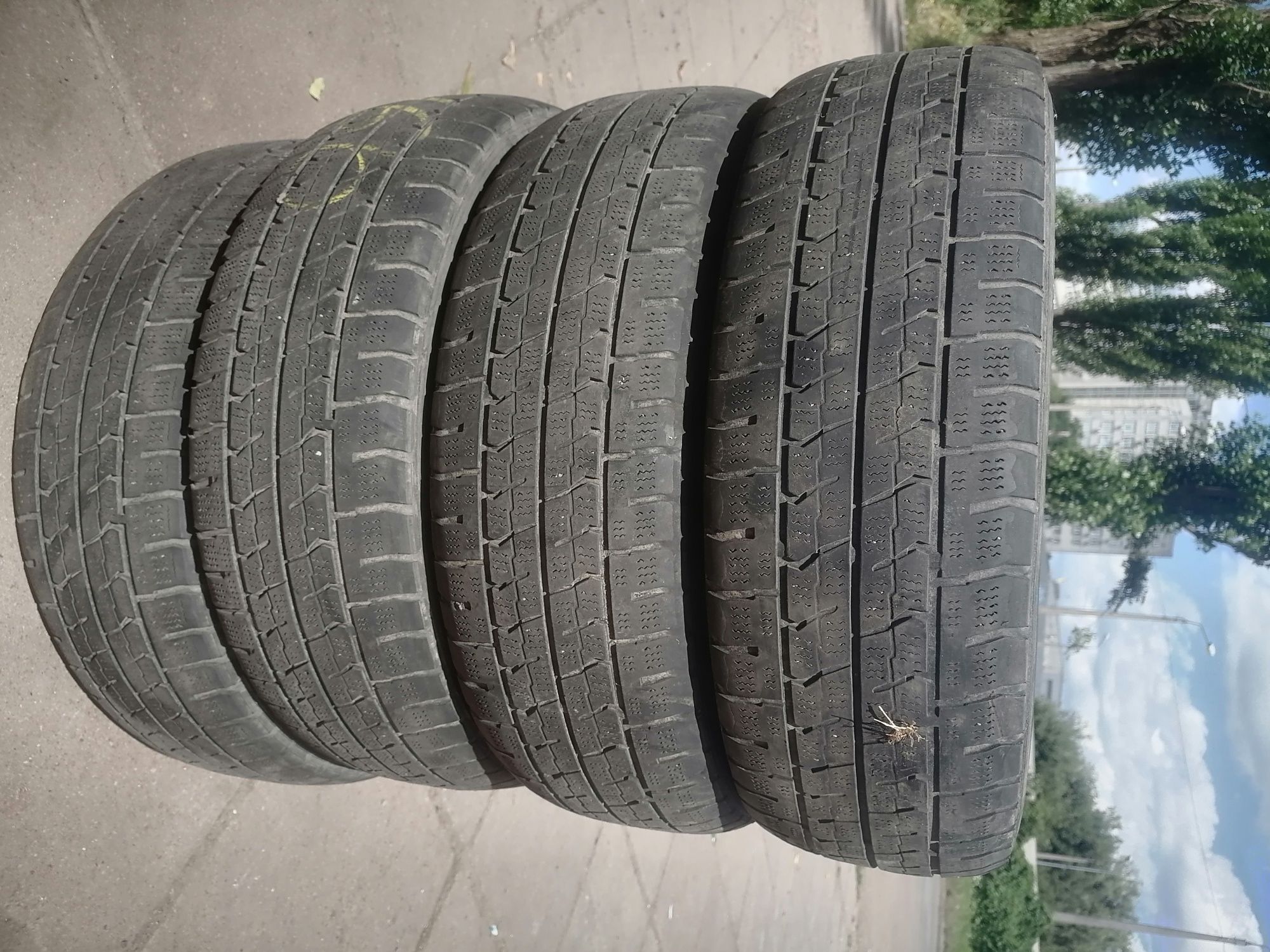 Продам комплект шин 215/65 R17