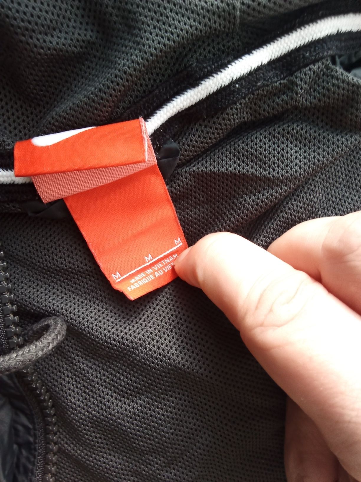 Czarno czerwona kurtka wiatrówka Nike