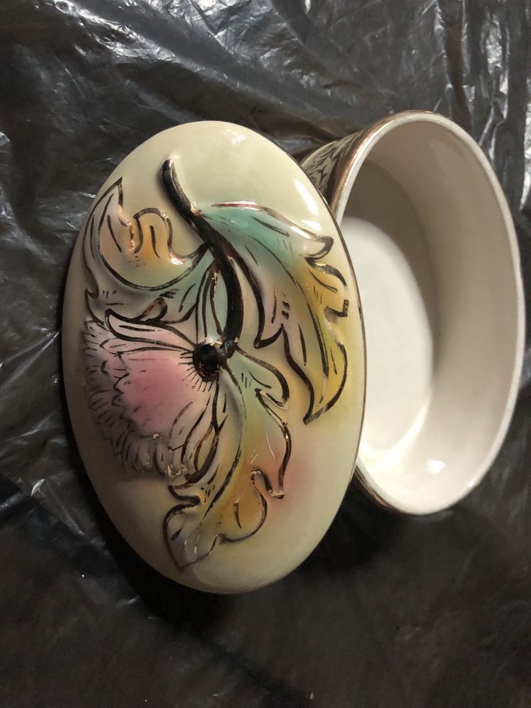 Guarda joias em porcelana muito antigo