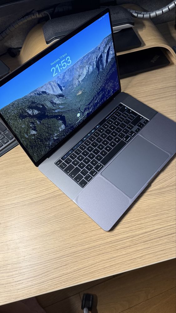 MacBook Pro 16-calowy 2019, 512GB, 16RAM, i7 AMD Radeon Pro 5300M