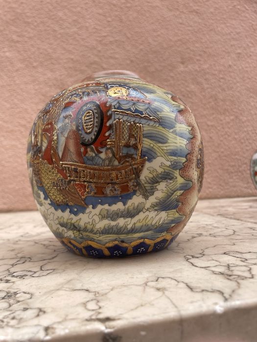 Vaso decorativo oriental antigo – porcelana pintada à mão