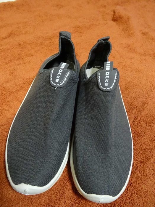 Damskie sneakersy wsuwane, z okrągłym noskiem. 39. Długość stopy ok 25