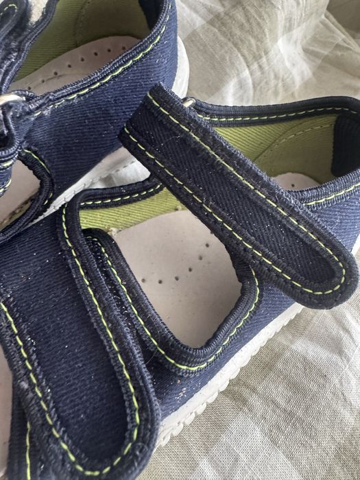 Sandałki, kapcie rozmiar 25