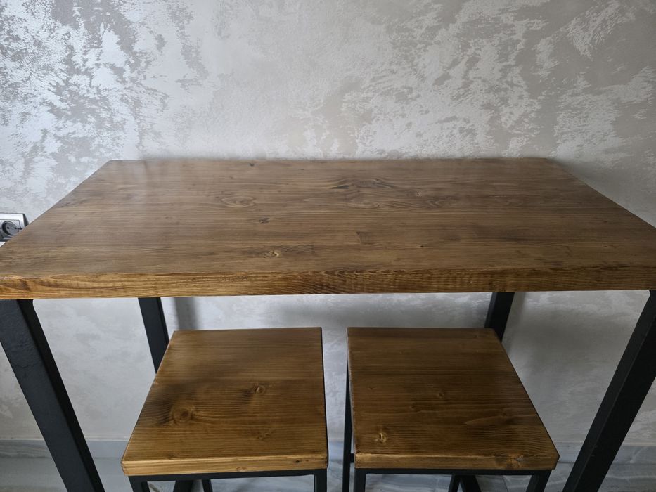 Барний дерев'яний стіл