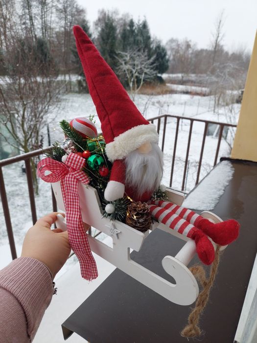 Drewniane sanie z krasnalem dekoracja świąteczna
