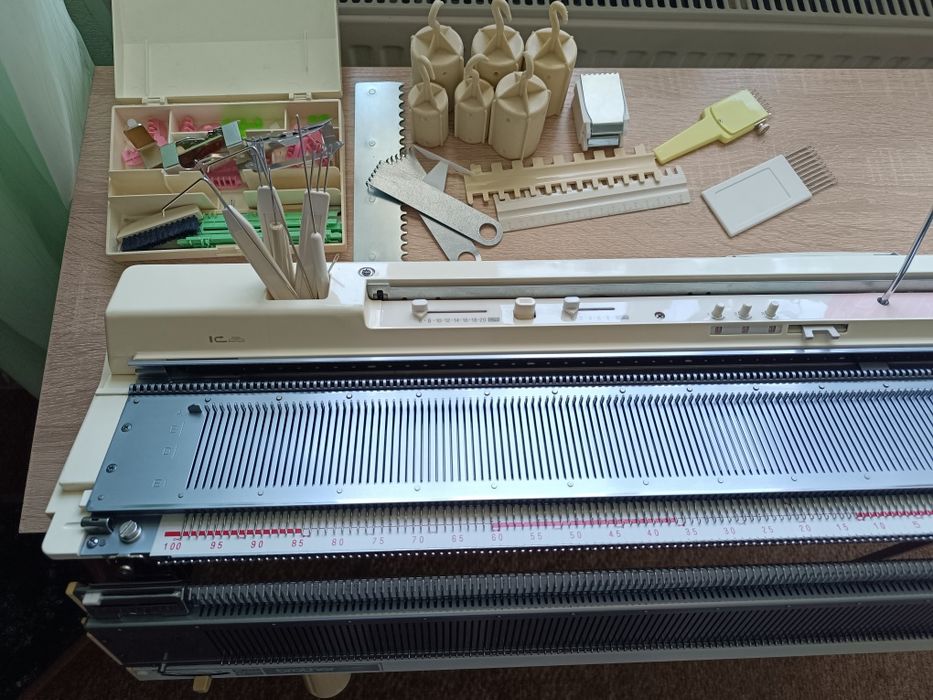 Brother KH 893/KR 850. Дві фонтури. В'язальна машина 5 клас.