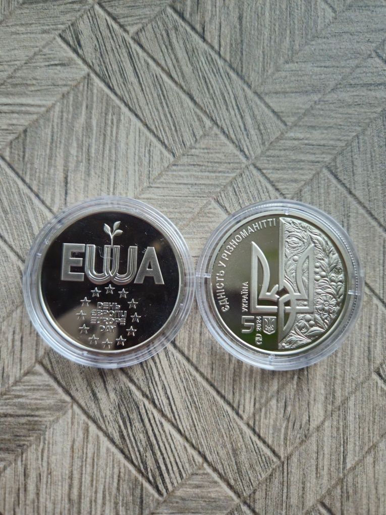 Монети України різні