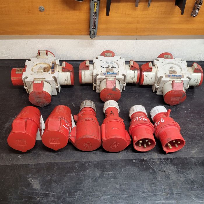 Gniazda na siłę i rozgałęźnik