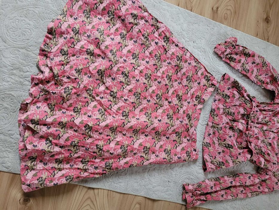 Różowy kwiatowy zestaw kombinezon marynarka i długa spódnica