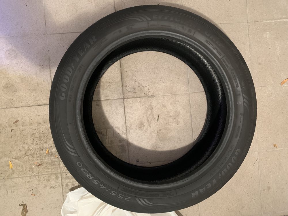 GOODYEAR 255/45R20 Efficient Grip Performance