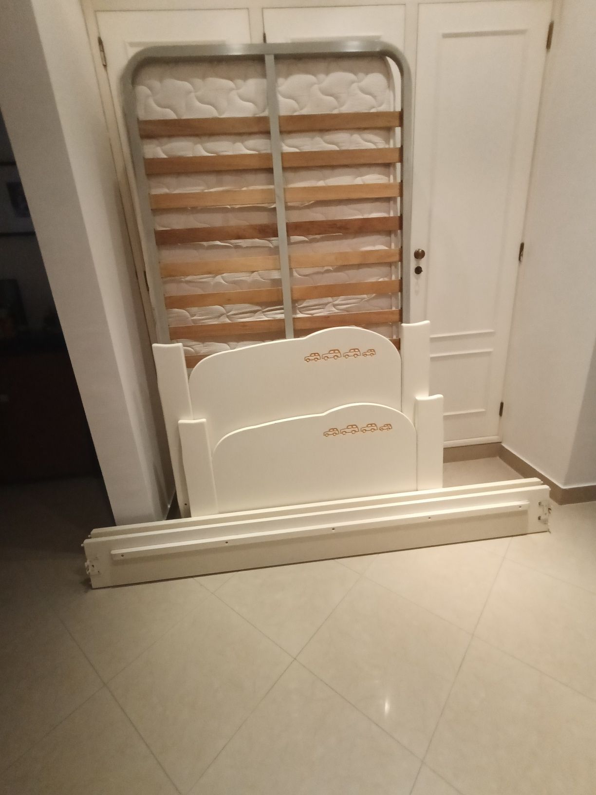 Cama individual (Inclui edredom, lençóis de cama e coberta)
