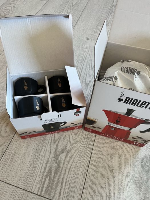Bialetti kawiarka Moka Express 6tz czerwona plus filiżanki